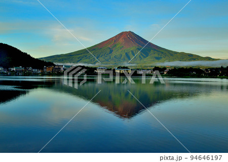 河口湖からの富士山の朝焼け 94646197