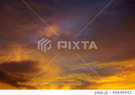 2022年の台風14号（ナンマドル）の影響で見えた朝焼け 94646442