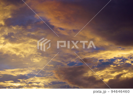 2022年の台風14号（ナンマドル）の影響で見えた朝焼け 94646460