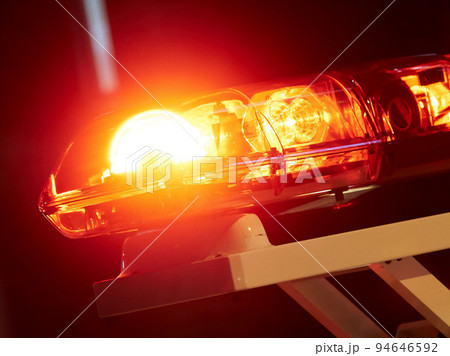 日本のパトカーの赤色灯 94646592