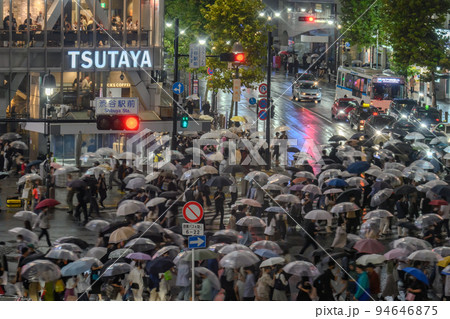 渋谷スクランブル交差点 雨の夜の雑踏 東京都渋谷区 渋谷スクランブル交差点 雨の夜の雑踏 東京都渋谷区 94646875