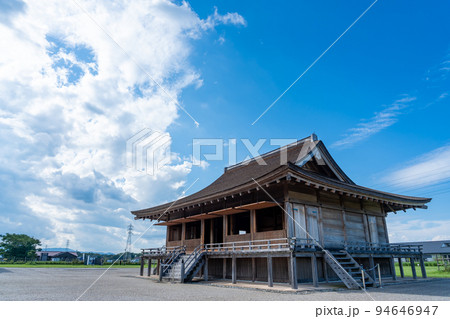 三重県明和町　復元されたさいくう平安の杜の正殿と秋空 94646947