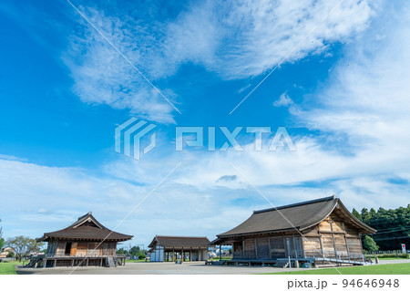 三重県明和町　復元されたさいくう平安の杜の三棟の建物と秋空 94646948