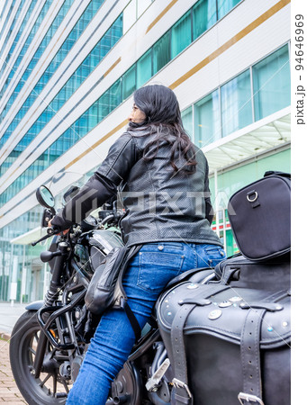 大型クルーザーバイクで横浜ツーリングをする女性ライダー 94646969