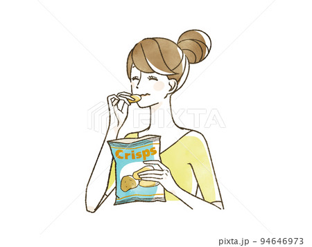 ポテトチップスを食べている女性 94646973