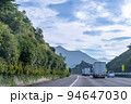 朝の新東名高速道路を走るトラック　まもなく新静岡インターの出口 94647030