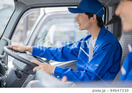 引越業で働くドライバー 94647330