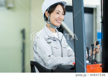 フォークリフトを運転する女性スタッフ 94647336