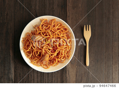 テーブルにある子供が好きなパスタのケチャップたっぷりのナポリタン 94647466