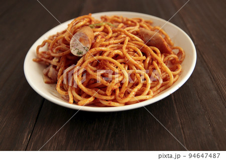 テーブルにある子供が好きなパスタのケチャップたっぷりのナポリタン 94647487