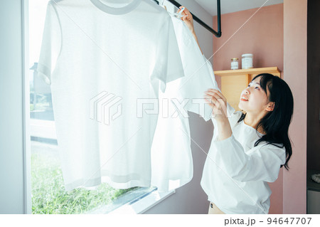 洗濯物を干す女性 Washing 洗濯物を干す女性 Washing 94647707