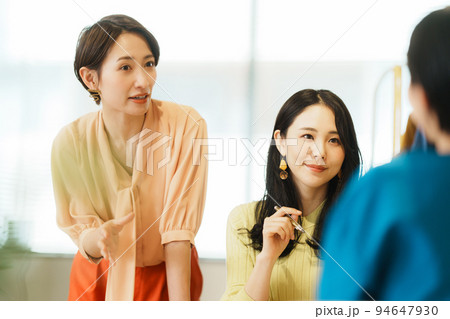 クリエイティブ系オフィスで働く女性 94647930