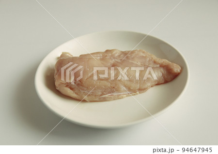 ダイエットや筋トレに欠かせない高たんぱく質で低脂質の鶏ムネ肉 94647945