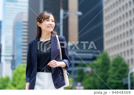 ビジネス　女性　営業　ビジネスマン　通勤 94648309