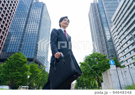 ビジネス　ビジネスマン　男性　営業　新入社員　就職活動 94648348