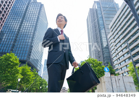 ビジネス ビジネスマン 男性 営業 新入社員 就職活動 ビジネス ビジネスマン 男性 営業 新入社員 就職活動 94648349