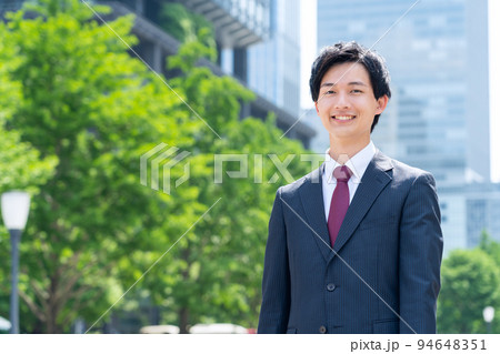ビジネス　ビジネスマン　男性　営業　新入社員　就職活動 94648351