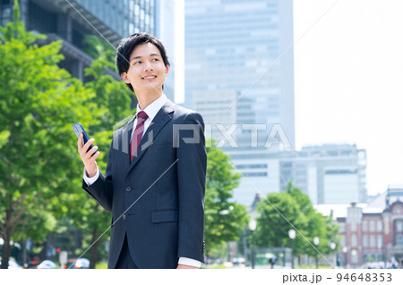ビジネス ビジネスマン 男性 スマホ 営業 新入社員 就職活動 ビジネス ビジネスマン 男性 スマホ 営業 新入社員 就職活動 94648353