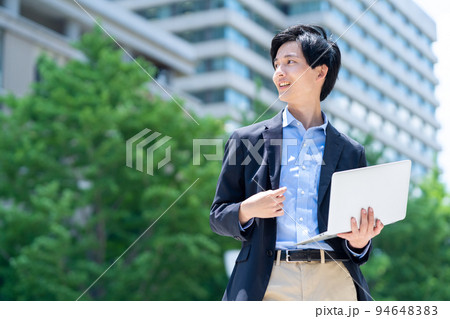 ビジネス　ビジネスマン　男性　エンジニア　パソコン　新入社員 94648383