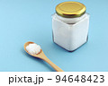 テーブルにある瓶に入った砂糖や小麦粉のようなしょっぱい白いお塩 94648423