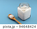 テーブルにある瓶に入った砂糖や小麦粉のようなしょっぱい白いお塩 94648424