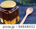 テーブルにある瓶に入ったロイヤルゼリーたっぷりの美容になるはちみつ 94648432