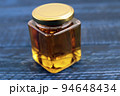 テーブルにある瓶に入ったロイヤルゼリーたっぷりの美容になるはちみつ 94648434