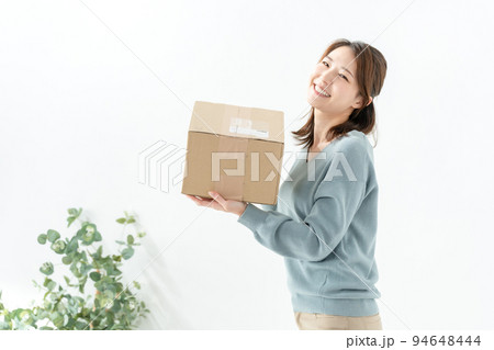 女性　段ボール 94648444