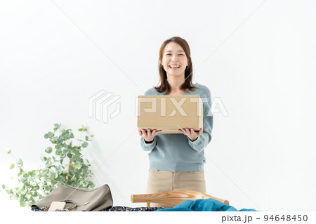 女性　段ボール 94648450