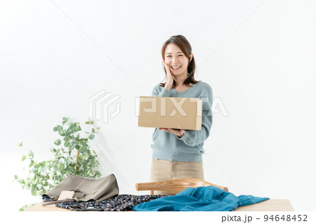 女性 段ボール 女性 段ボール 94648452