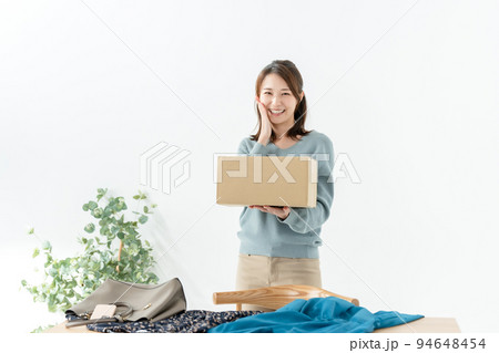 女性　段ボール 94648454