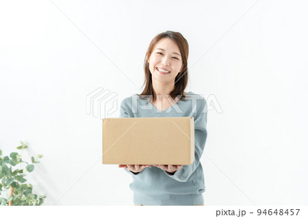 女性　段ボール 94648457