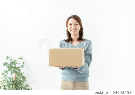 女性　段ボール 94648459