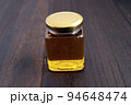 テーブルにある瓶に入ったロイヤルゼリーたっぷりの美容になるはちみつ 94648474