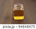 テーブルにある瓶に入ったロイヤルゼリーたっぷりの美容になるはちみつ 94648475