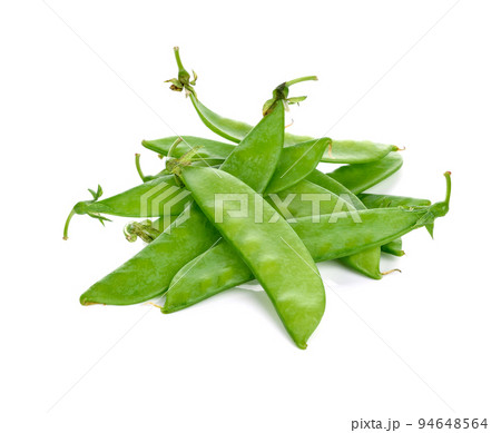 Fresh green peas isolated on white background 94648564