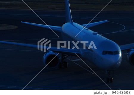 青く照らされる飛行機 94648608