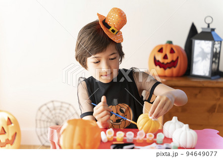 ハロウィンのコスチュームを着てクラフトをしている女の子 ハロウィンのコスチュームを着てクラフトをしている女の子 94649077