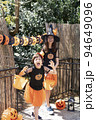 ハロウィンのコスチュームを着てトリックオアトリートをしている女の子2人 94649096