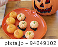 ハロウィンのパーティ用に作られたみかんのかぼちゃ 94649102