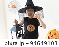 ハロウィンのコスチュームを着てポーズをしている女の子 94649103