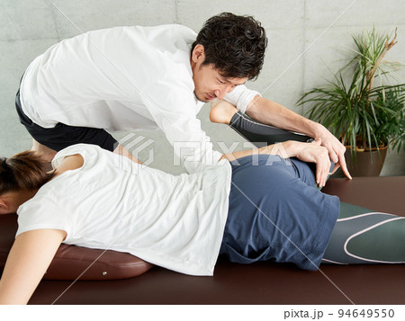 臀部のマッサージを受ける日本人女性	 94649550