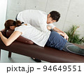 臀部のマッサージを受ける日本人女性	 94649551