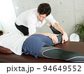 臀部のマッサージを受ける日本人女性	 94649552