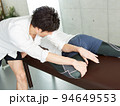 臀部のマッサージを受ける日本人女性	 94649553