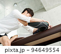 臀部のマッサージを受ける日本人女性	 94649554