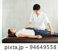 臀部のマッサージを受ける日本人女性	 94649558