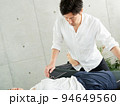 臀部のマッサージを受ける日本人女性	 94649560