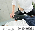 臀部のマッサージを受ける日本人女性	 94649561