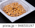 【料理】パックの中の納豆　日本食 94650197